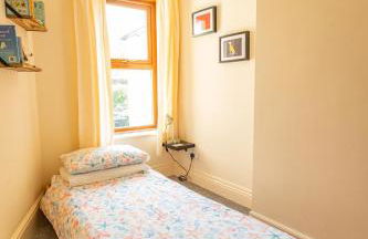 Dog Friendly Cosy Coastal Cottage with Sea Views - Photo 19