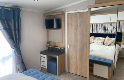 Indulgence Lakeside Lodge i3 with hot tub, private fishing peg situated at Tattershall Lakes Country Park - Foto 9