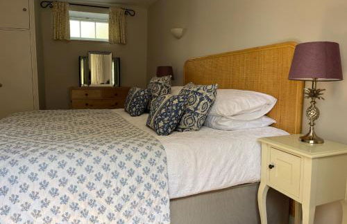 Stylish 1-bed Cottage Escape in Piddlehinton - Photo 13