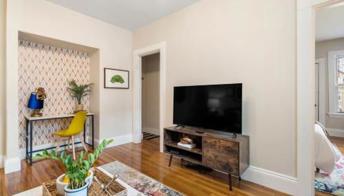 Downtown Beverly Minutes to Salem+Train w/Parking - Photo 4