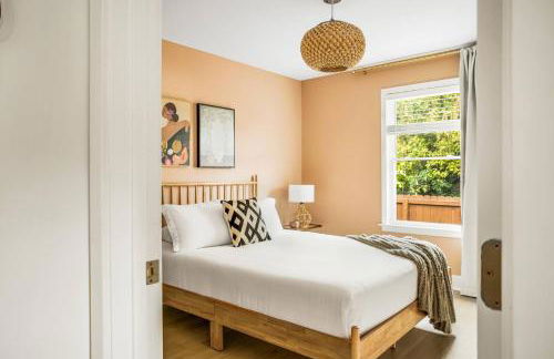 Walk to the Beach & Town | Stylish Beach Home - Foto 1