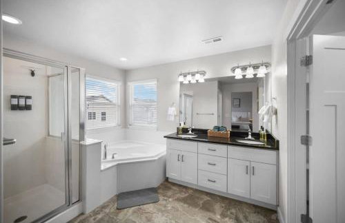 Charming Family Stay w Arcade Theatre Ski Haven Walking trails and river walk in backyard - Foto 24