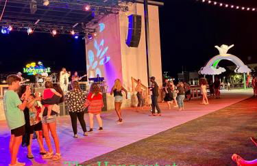 First Class Treatment Luxurious end unit Patio Pool Restaurant Bar on premises Steps away from Everything else! Spacious Condo Stocked with all You Need! - Foto 66