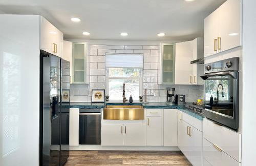 Luxury 4 bedroom 2 bath Lake Views - Photo 5