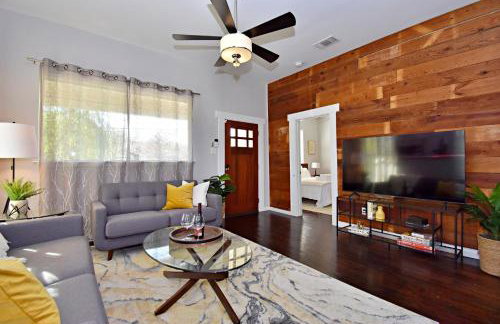 Private Hot Tub - Walk to Pearl - Pet Friendly 3BR - Foto 2