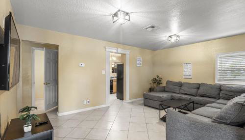 Sleeps 12 - House Guest Apt - Plenty of parking - Foto 4