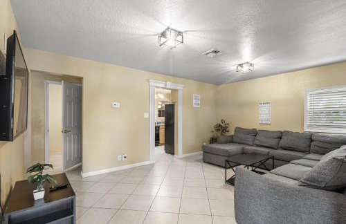 Sleeps 12 - House Guest Apt - Plenty of parking - Foto 4