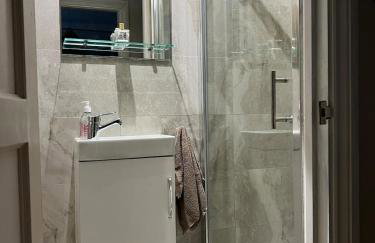 Newly Renovated 1-Bed Apartment with Private Patio - Foto 27