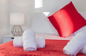 Spacious 2-Bed House, Free Parking, Fast Wi-Fi, Netflix, Contractors Welcome - Photo 14