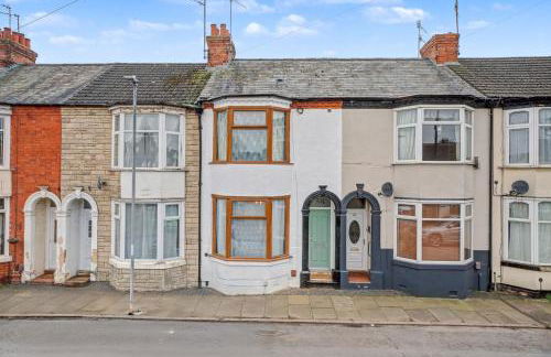 Countess House, Northampton - Stylish Modern 2-Bedroom House with Garden - Free Parking - Foto 28