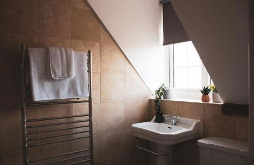 Characterful Cottage - Sleeps 6 - Parking - High Street - Photo 7