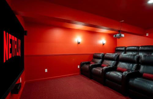 Poconos True Log Cabin with Sauna, Movie Theather, Hot Tub & Fire Pit! - Foto 37