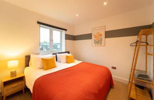 Perfect Getaway 3 Bedroom Home with Fast WiFi & Parking - Photo 3