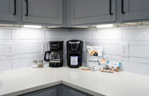 Luxury Apartment with Pool, Restaurants, Shopping) - Photo 12