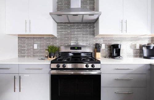 Walk to Restaurants from a Designer Cap Hill Home - Foto 3