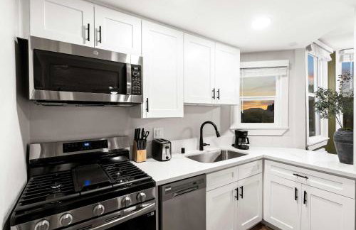 Updated Historic Suite with Queen Bed and Kitchen - Foto 14