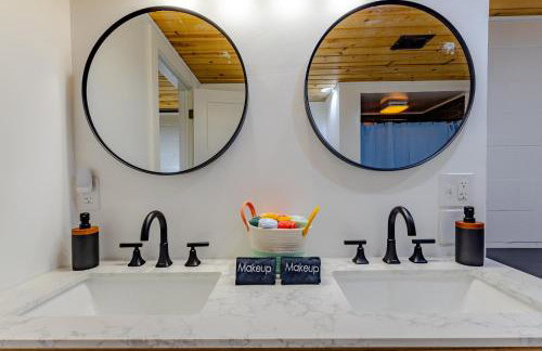 Brew City Game Room Fenced Yard 2 king beds - Foto 56