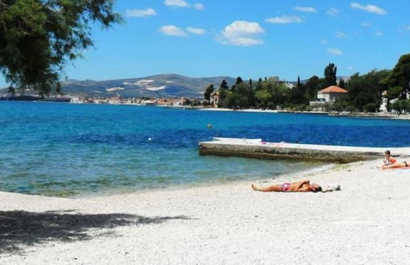 Modern Traditional Apartment w Patio, Near Beach - Photo 17