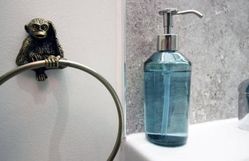 Elegant 2BR w/ Pool Table in Prime Location - Foto 32