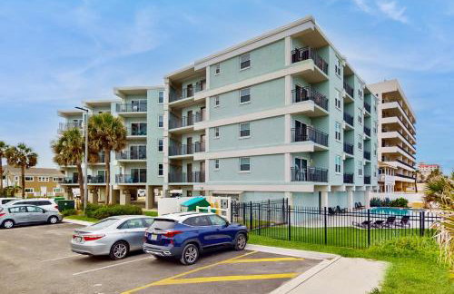 Modern oceanfront condo with outdoor pool, balcony, & washer/dryer - Foto 8