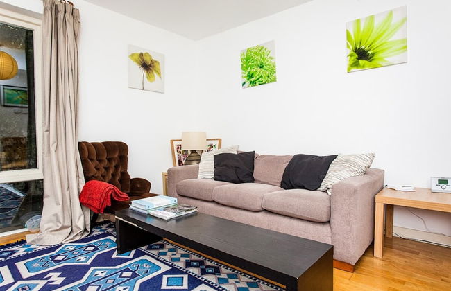 Charming Peaceful 2 Bed with Parking and Garden - Photo 1