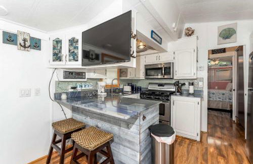 Charming 1BR Waterfront Retreat with Private Patio - Foto 10