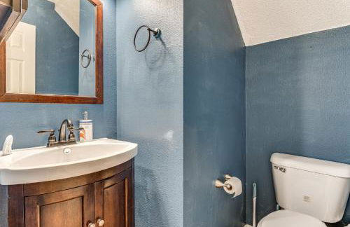 Patio and Yard! Family Home, 6 Mi to Airport - Foto 12