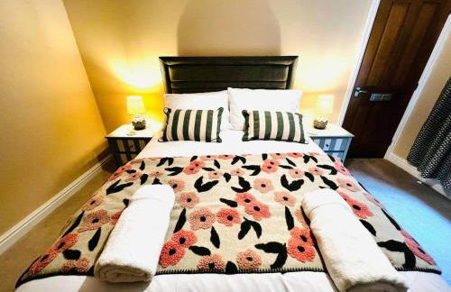 Elegant Hayfield Escape - Heart of Peak District - Photo 8