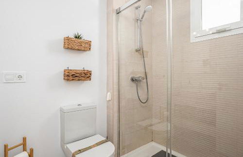 CASA LA PLAYA-CONIL Vacaciones de Lujo en Conil con Todas las Comodidades NETFLIX-HBO-DISNEY-CANALES DE FUTBOL-WIFI ALTA VELOCIDAD-SMART TV 65"-ALEXA - Foto 38