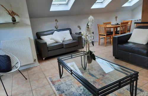 2 Bed House - Sleeps 6 - Parking - Wifi - Photo 3