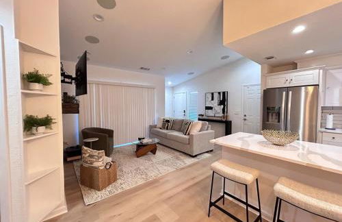 Quiet Community, Stylish Escape - Photo 3