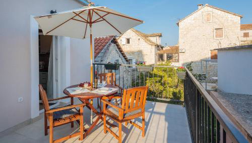 Zlatin Dvor - apartments for 3, terrace, Trogir center, beach at 5-min, BIKE friendly - Foto 2