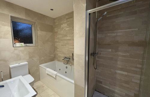 Large Home near Edgbaston Stadium, UOB & QE hospital sleeps 6 - Foto 35