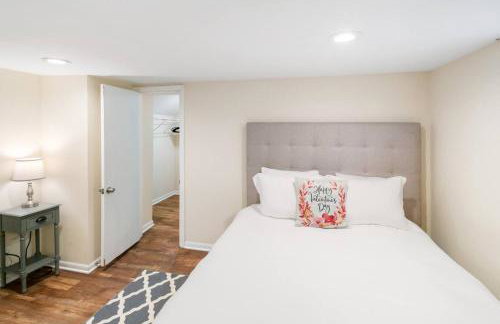 Spacious Home in DT Libertyville Near Naval Base - Foto 10