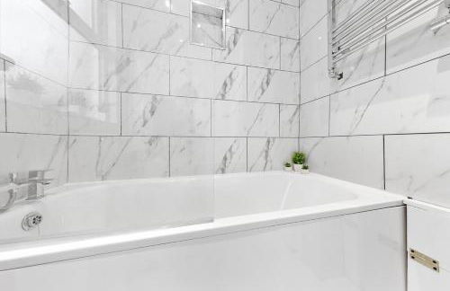 Lovely 4-BR Home In Leyton - Sleeps 14, Near Tube, Arcade, 100inchTV - Foto 76