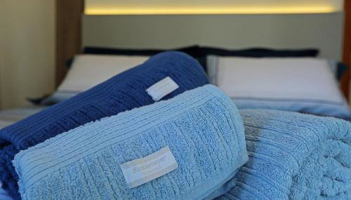 Cobertura Duplex no Campeche Florianópolis, 2 quartos com ar-condicionado, 3 banheiros, WiFi 1Gb, Cozinha completa, Estacionamento, Amplo terraço coberto com churrasqueira - Foto 2, towels, wardrobe