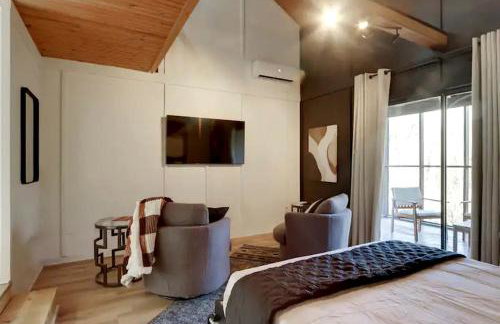 Peaceful Woodland Cabin with Screened Porch & Arcade Near Siloam Springs City Lake, Gentry, AR - Foto 6