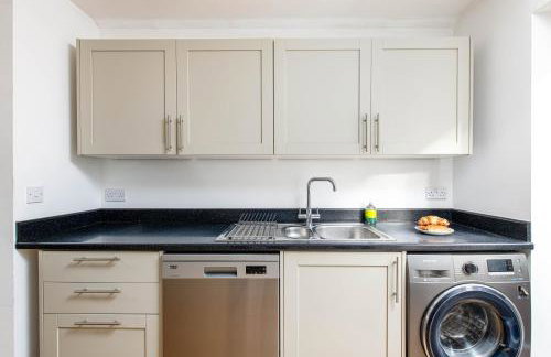 Large 5Bed Town House-Sleeps 9-By FabAccommodation - Foto 19