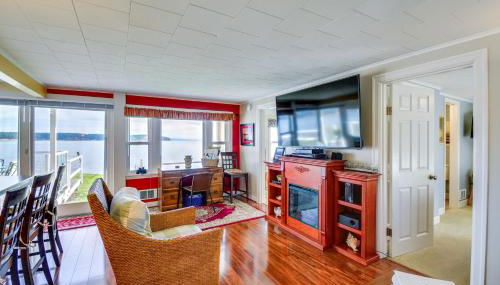 Bayfront Port Hadlock Retreat with Grill and Deck! - Foto 3