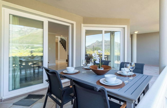 Beachfront Villa, Beach Club, Houtbay - Photo 27