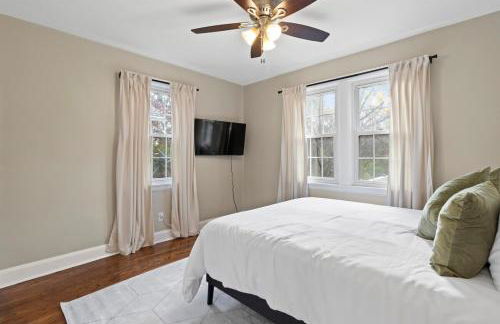 Inviting 4BR2BA in Oakley with 2 Park Spots & Lg Deck - Foto 7