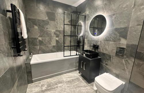 Spacious 2 Bedroom Modern Apartments - Central Location - Free Parking - Smart TV - Washer Dryer - Built for Contractors, Consultants and Work Teams - Foto 14