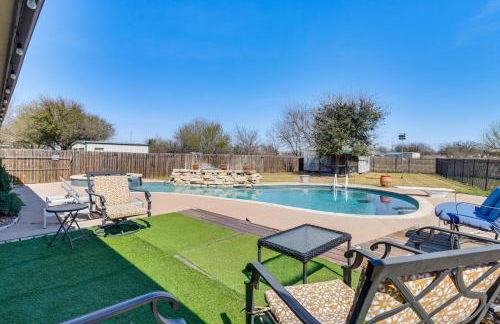 Hot Tub, Pool, and Fire Pit! Solar-Powered Hutto Gem - Foto 23