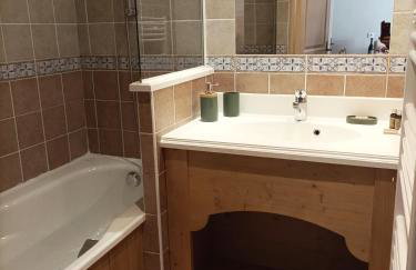 Résidence Les Alpages 4 étoiles - Appartement 4 personnes - Piscine, Hammam, Sauna, Jacuzzi - ValCenis 73480 - Foto 8