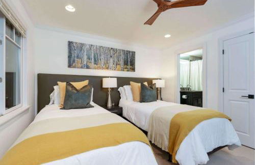 Updated 3BR, 3BA with Pool - Steps to Town - Foto 10