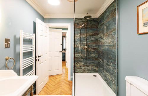 Central Whitchurch - Lowcross House Guest Bedroom 1 - Photo 16