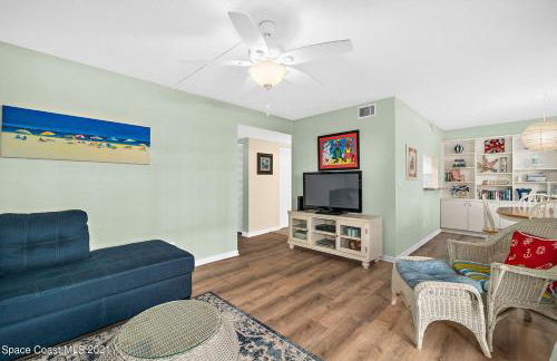 Coastal 2BR Oceanfront Escape, Steps from Sand & Pool - Foto 10