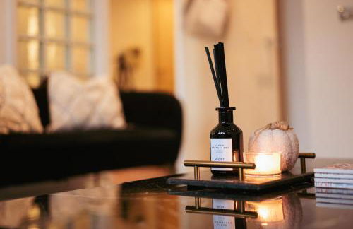 Central & Chic Flat-Sleeps 4-By FabAccommodation - Foto 9