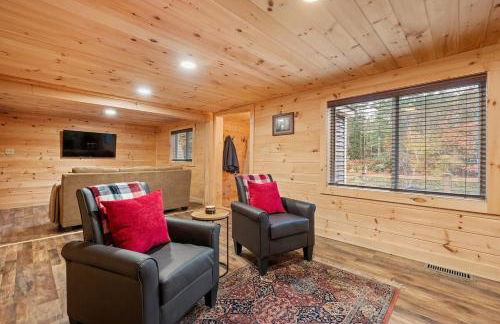 Riverfront Retreat in the White Mountains - 3BR Cozy Escape Near Ski & Hike - Foto 6