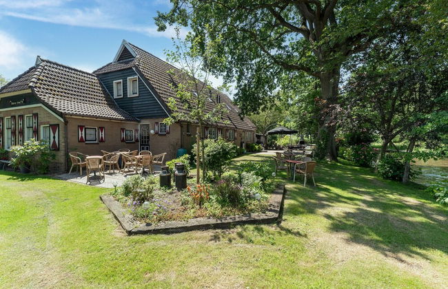 Group Home in Giethoorn With Waterside Terrace - Photo 35
